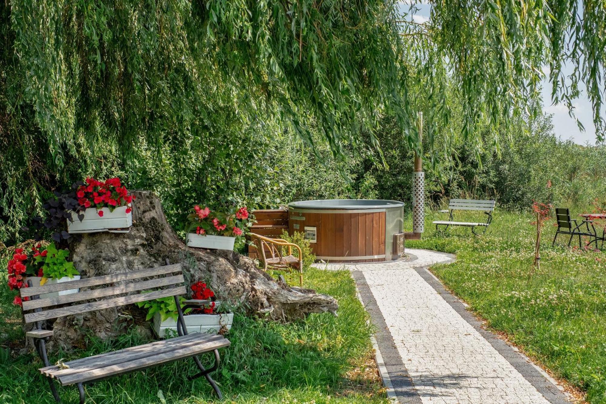 Chatka Pradziadka I Jurty Na Wodzie Pokrowka Dış mekan fotoğraf
